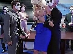 Грудастая Courtney Taylor трахается с мужчинами в масках на офисной вечеринке
